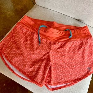 Oiselle women’s M orange print Mac Roga running shorts